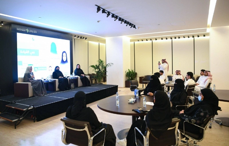 مشاركون في اللقاء خلال «إثنينية الحوار» (مكة)