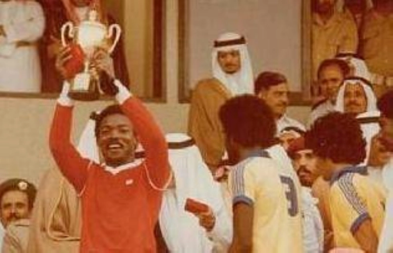 .. ويرفع كأس الاتحاد السعودي
