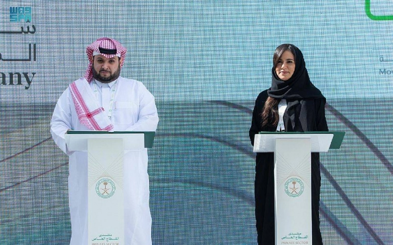 خلال توقيع إحدى المذكرات