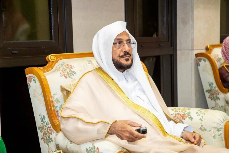 عبداللطيف آل الشيخ خلال التدشين (مكة)