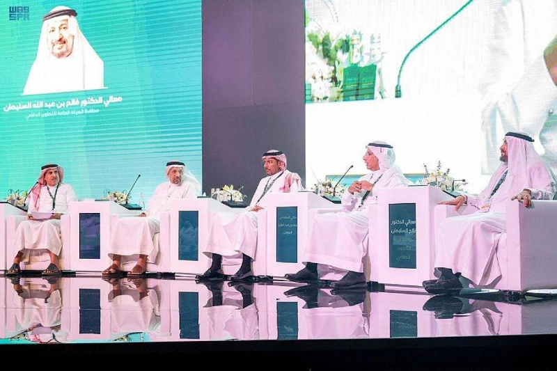 المشاركون في الجلسة الحوارية (مكة)