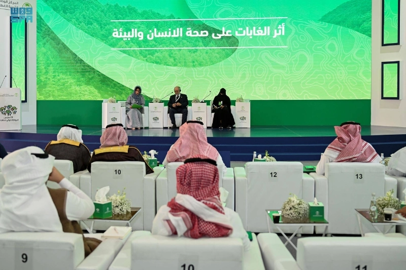 مشاركون في فعالية يوم الغابات (مكة)