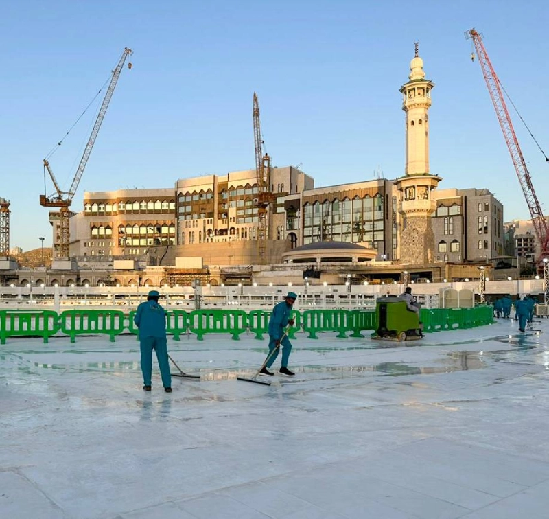 من التجهيزات في المسجد الحرام استعدادا لرمضان (أنس الحارثي)