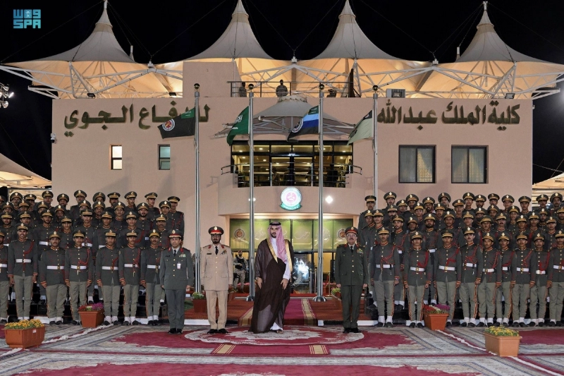 خالد بن سلمان متوسطا الخريجين (مكة)