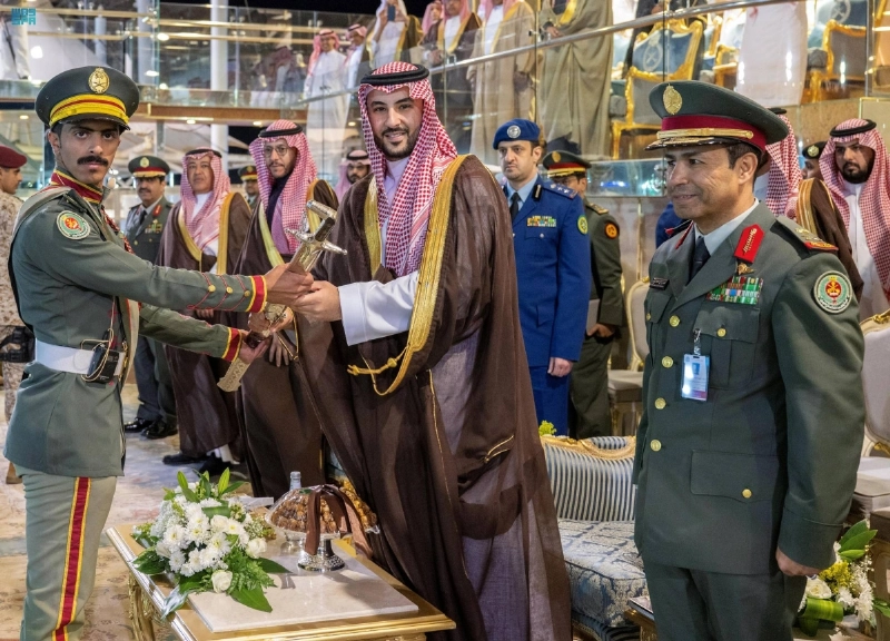 خالد بن سلمان مصافحا أحد الخريجين (مكة)