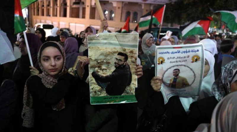 عائلات الأسرى الفلسطينيين تحمل صورهم (مكة)