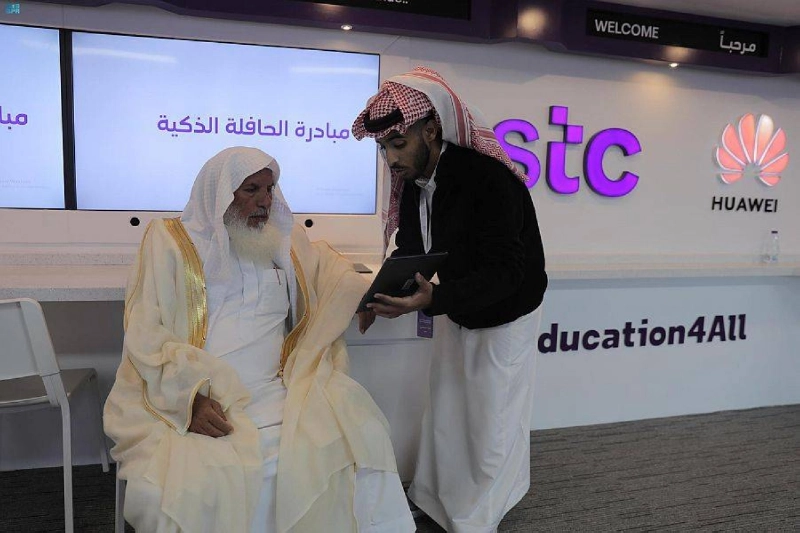 أحد المستفيدين يتابع شرحا عن التطبيقات