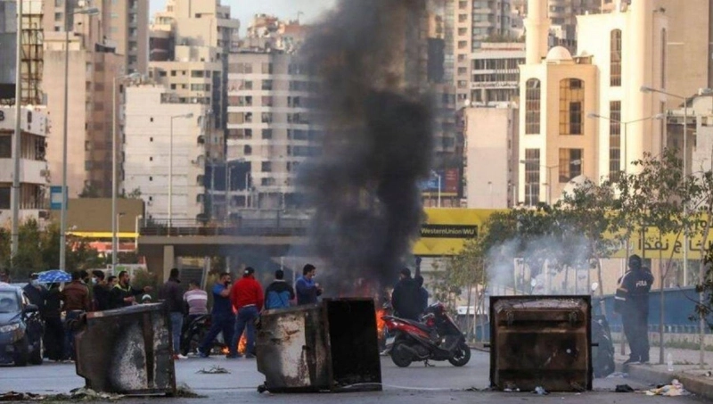 لبنانيون يغلقون شارعا (مكة)