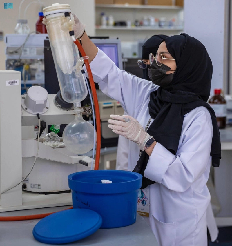 إحدى طالبات موهبة تنفذ تجربة علمية (مكة)