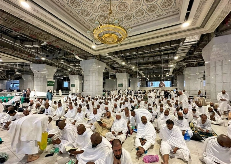 من توزيع الوجبات بالمسجد الحرام ( أنس الحارثي)