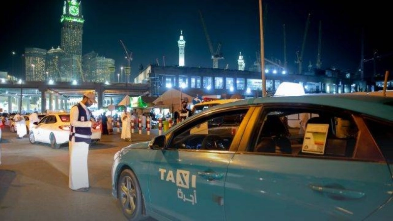 إحدى سيارات النقل بمركزية المسجد الحرام (مكة)