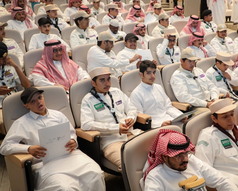 عدد من الطلاب الحاصلين على عقود