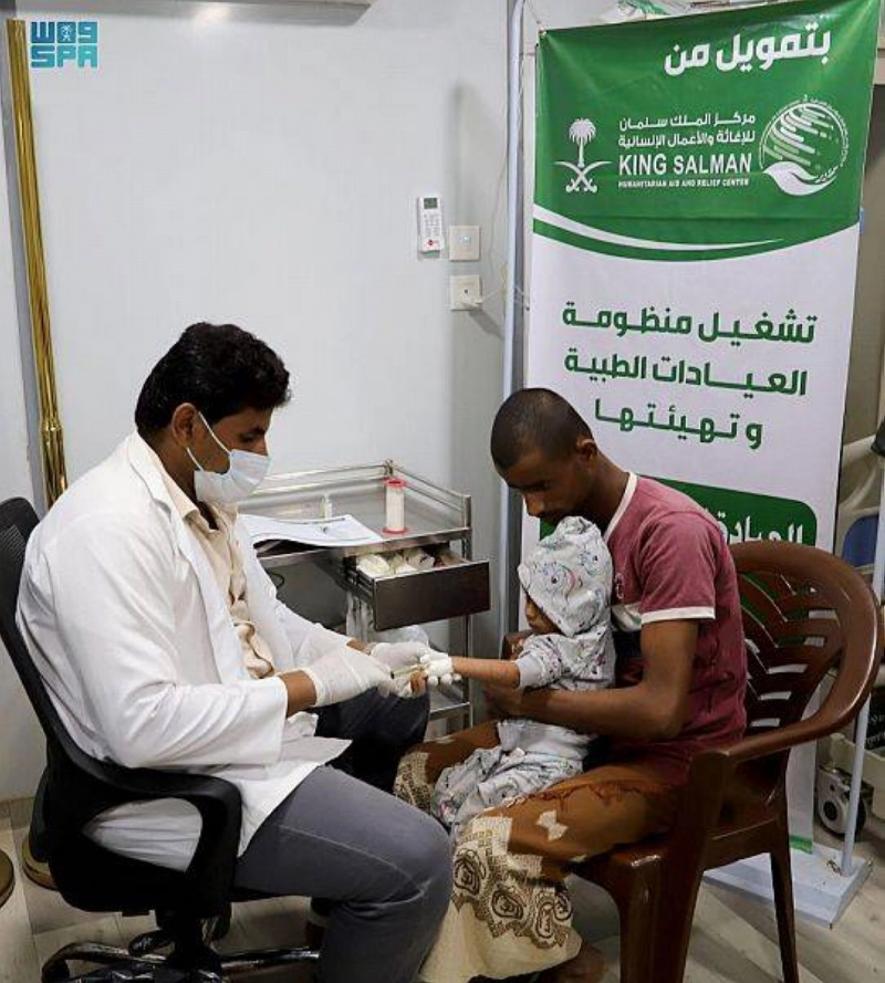 طفل يمني يتلقى العلاج