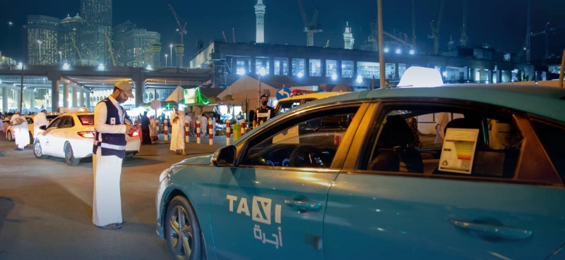 فرق هيئة النقل خلال فحص المركبات (مكة)