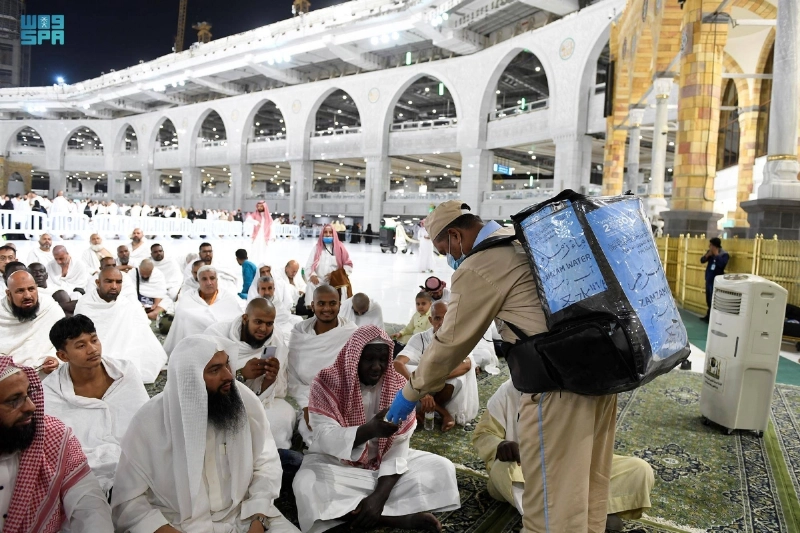 توزيع ماء زمزم داخل الحرم (مكة)