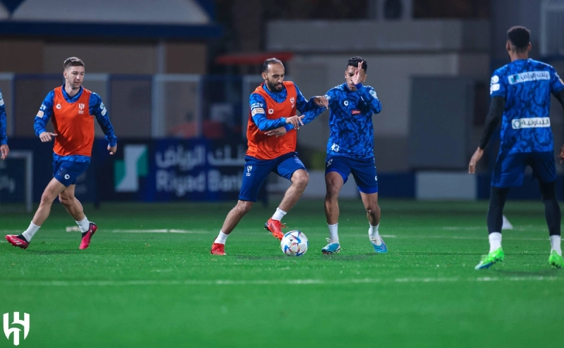 لاعبو الهلال خلال حصة تدريبية قبل مواجهة الفيحاء (مكة)