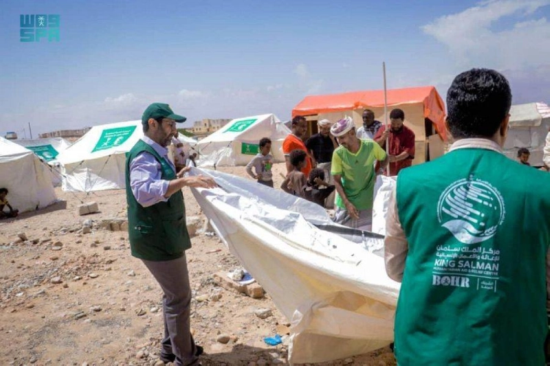 مركز الملك سلمان للإغاثة ينصب خياما للمتضررين (واس)