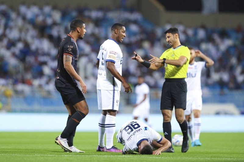 ماجد الشمراني يتحدث للاعبين بعد دعس قدم ميشيل