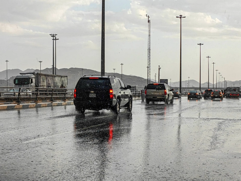 جانب من الأمطار التي هطلت على العاصمة المقدسة أمس (أنس الحارثي)
