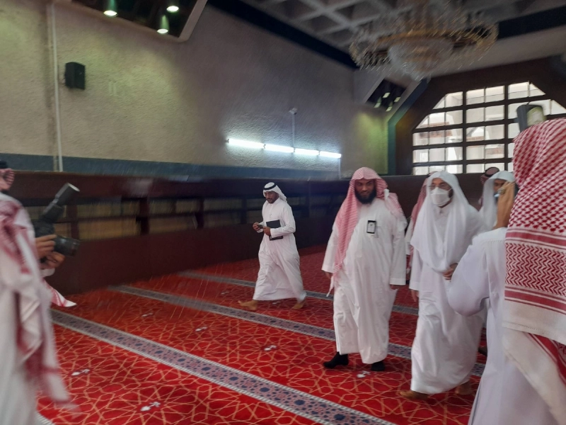 وزير الشؤون الإسلامية خلال جولته بمسجد التنعيم (مكة)