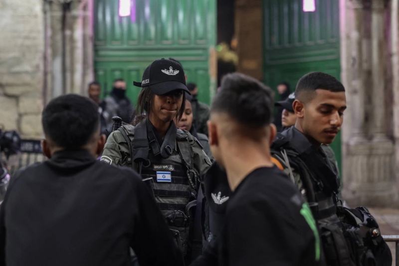 جنود الاحتلال يستفزون المصلين عند أبواب الأقصى (د ب أ)