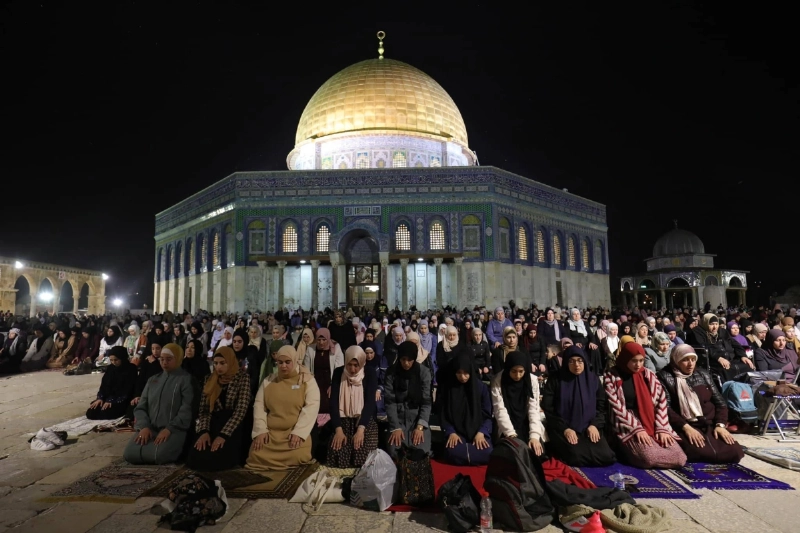 مصلون يؤدون صلاة التراويح أمام الأقصى