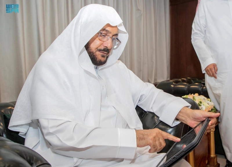 عبداللطيف آل الشيخ لدى تدشينه المشروعات التقنية (مكة)