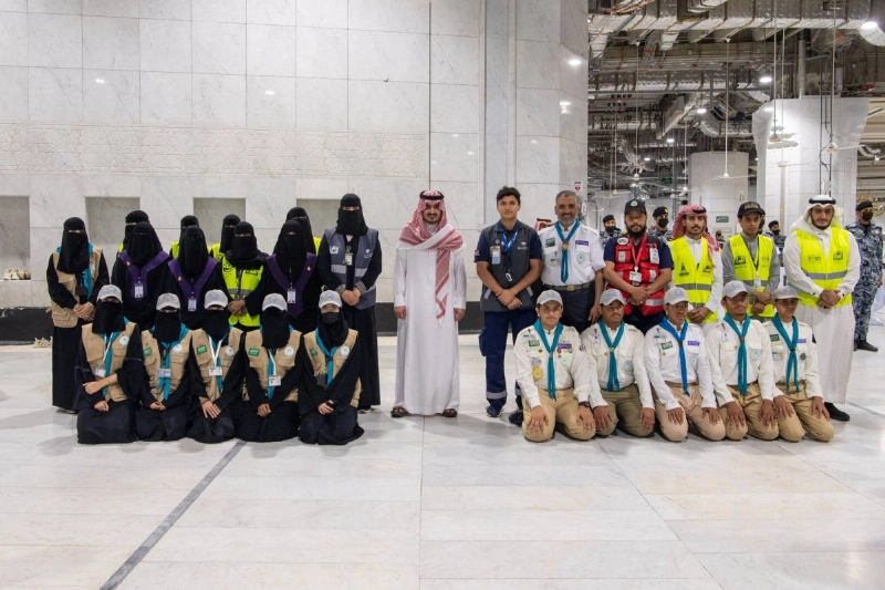 .. وفي لقطة تذكارية مع المتطوعين