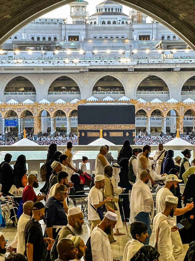 معتمرون يؤدون الطواف في الدور الثاني (أنس الحارثي)