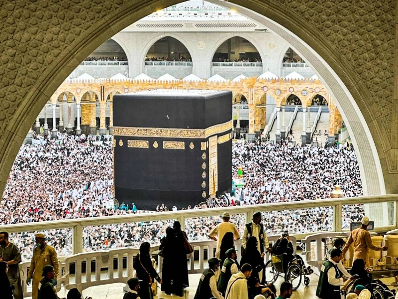 معتمرون يطوفون في الدور الثاني (أنس الحارثي)