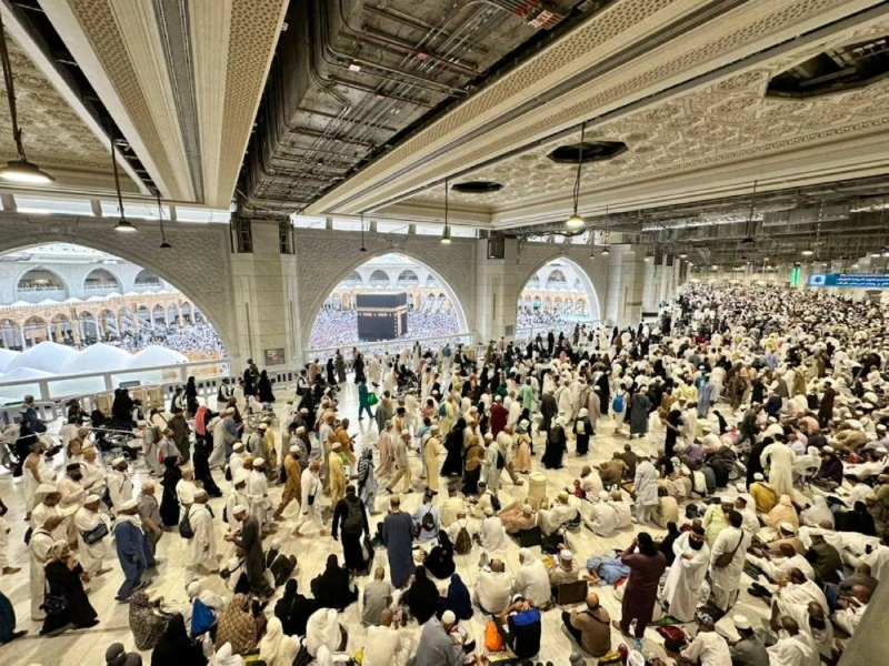 الطواف من الدور الثاني بالمسجد الحرام (أنس الحارثي)
