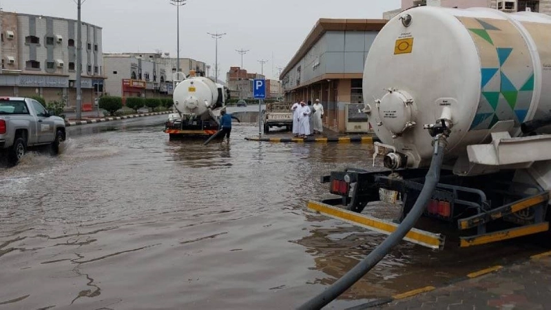 سحب مياه الأمطار من شوارع العاصمة المقدسة (مكة)
