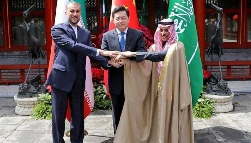 وزير الخارجية الصيني يتوسط الوزيرين السعودي والإيراني (مكة)