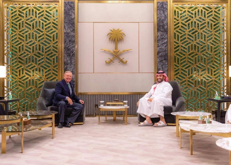 ولي العهد خلال اجتماعه مع عضو مجلس الشيوخ الأمريكي (واس)