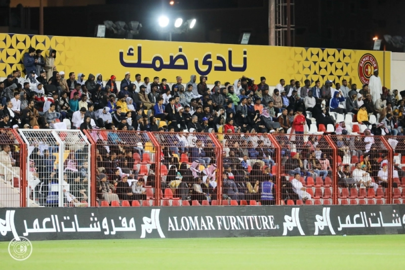 جمهور ضمك خلال مباراة العدالة
