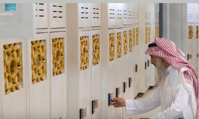 معتكف يفتح خزانة أغراضه بالحرم (مكة)