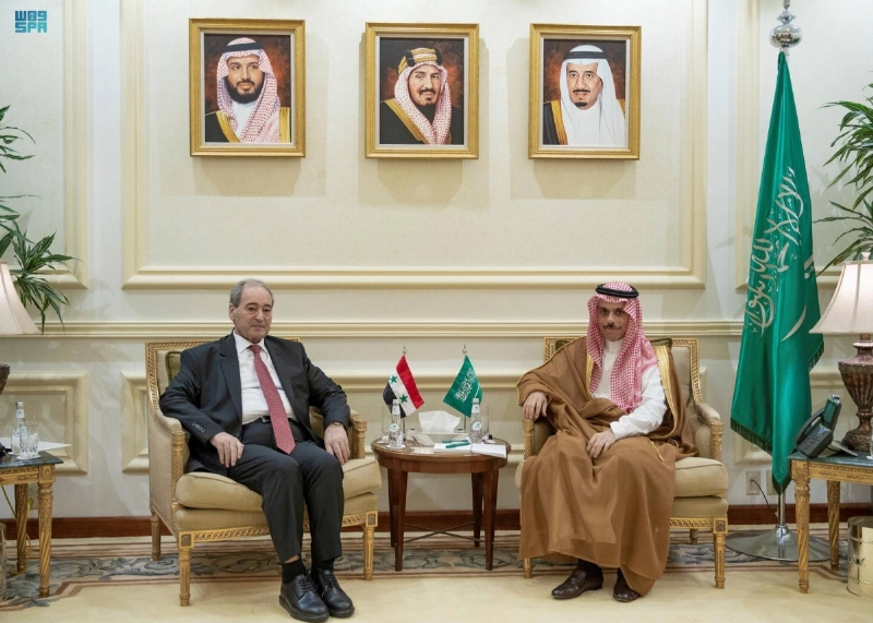 فيصل بن فرحان خلال لقائه فيصل المقداد (واس)