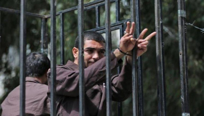 أحد الأسرى الفلسطينيين في سجن إسرائيلي (مكة)