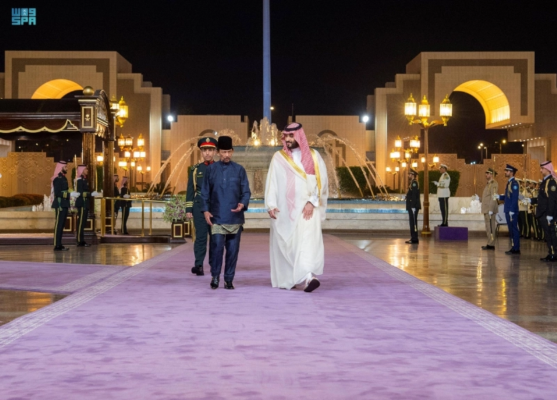 ولي العهد خلال استقباله سلطان بروناي دار السلام