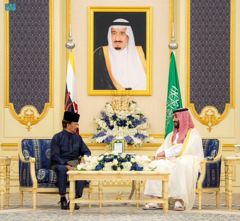 ولي العهد خلال جلسة مباحثات مع سلطان بروناي دار السلام