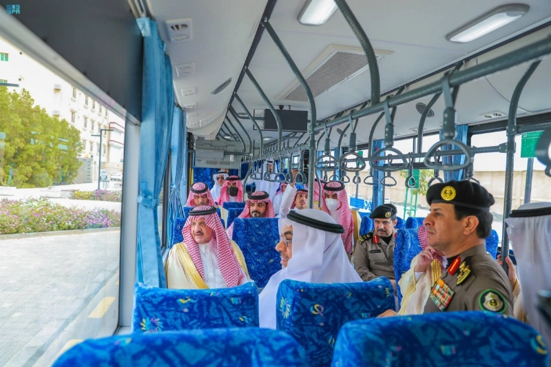 سعود بن نايف خلال تدشينه مشروع الحافلات (مكة)
