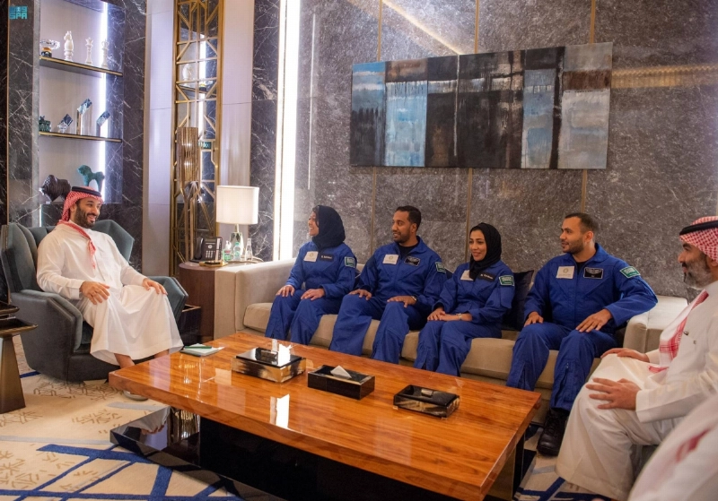 .. ولدى استقباله رواد الفضاء السعوديين (واس)