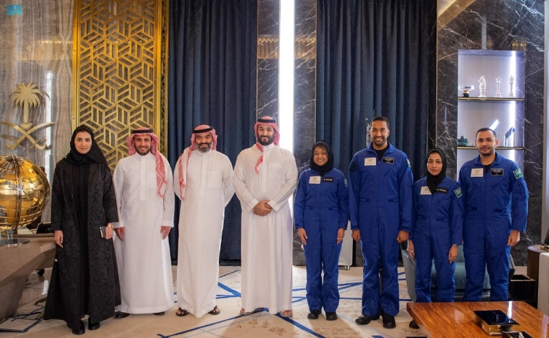 الأمير محمد بن سلمان يتوسط رواد الفضاء السعوديين (واس)