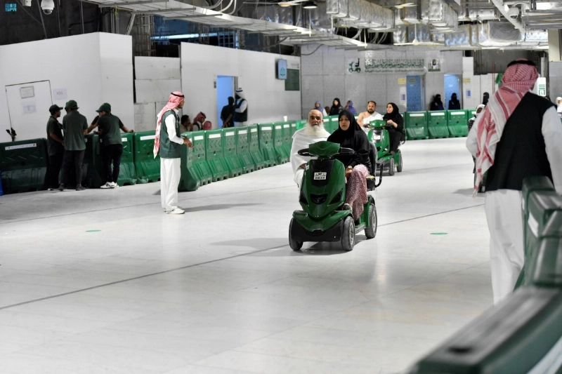 مستفيدون خدمة من تطبيق تنقل (مكة)