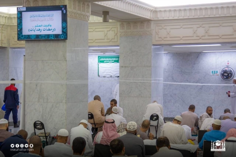 شاشات توعوية للمعتكفين في المسجد الحرام (مكة)
