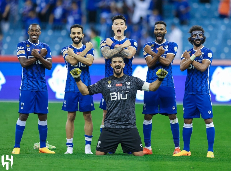 دفاع الهلال يحتفل مع عبدلله المعيوف بالفوز على النصر والكلين شيت