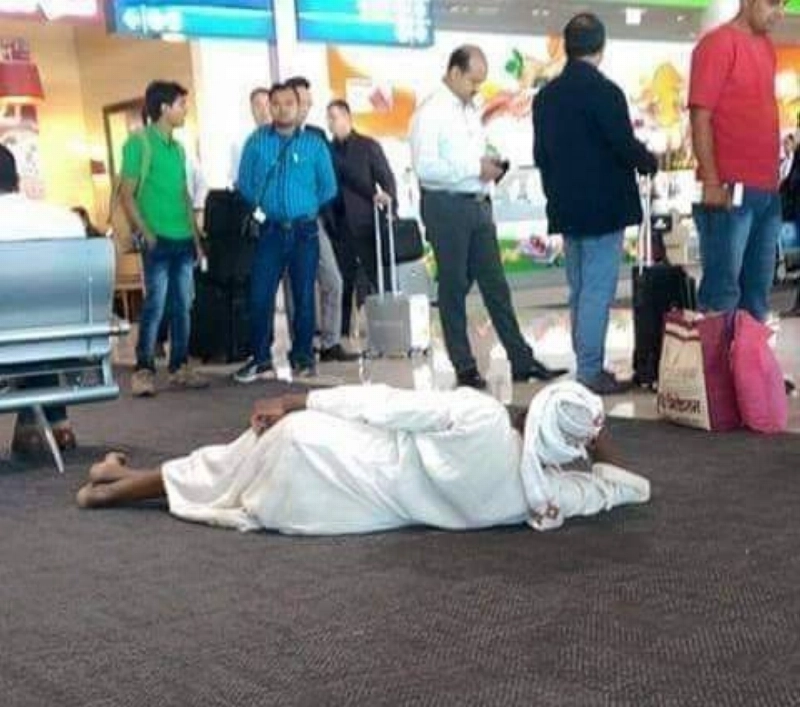 سودانيون بمطار دبي (مكة)