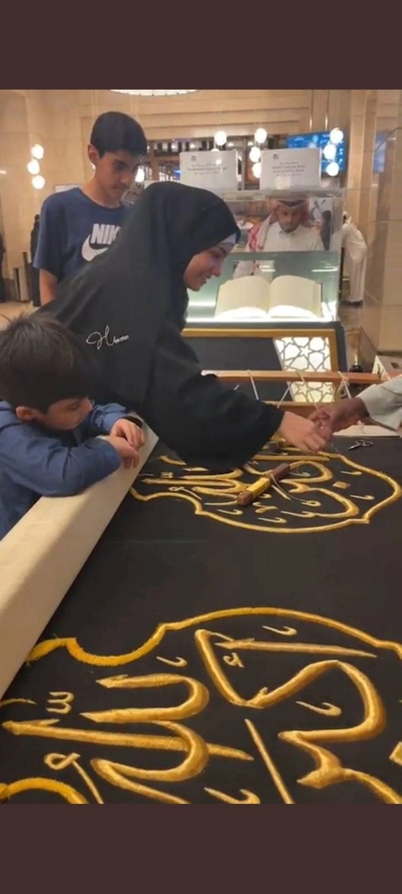زوار يشاركون في حياكة الكسوة (مكة)