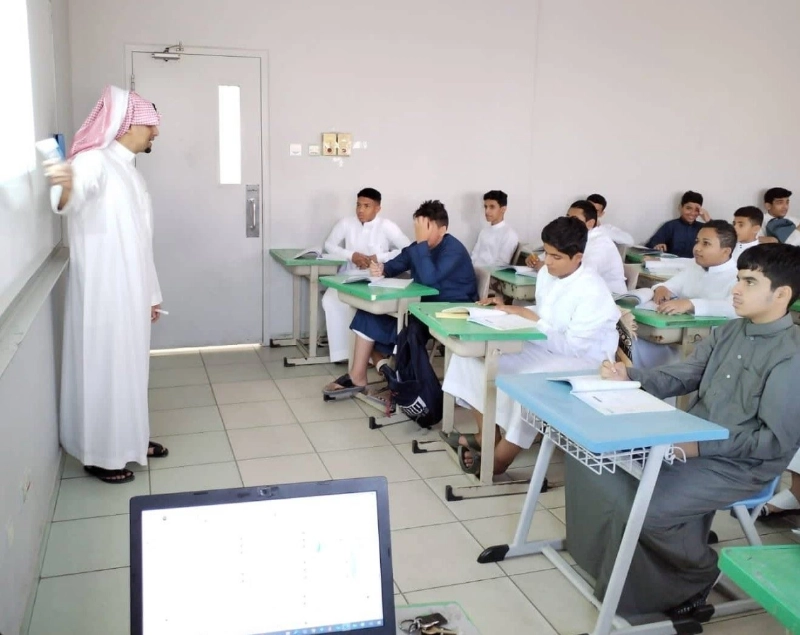 طلاب خلال حصة بإحدى مدارس جدة أمس (مكة)