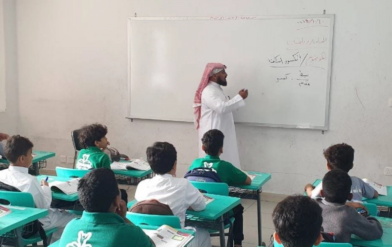 طلاب ابتدائية خلال حصة بإحدى مدارس جدة أمس (مكة)